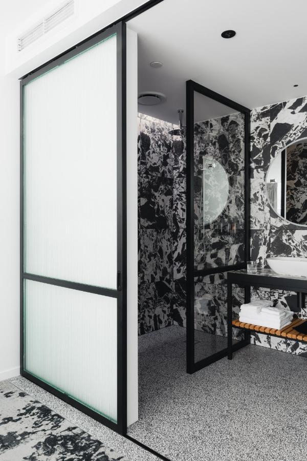 Ebb-Dunedin Extérieur photo A shower enclosure with a frosted glass door