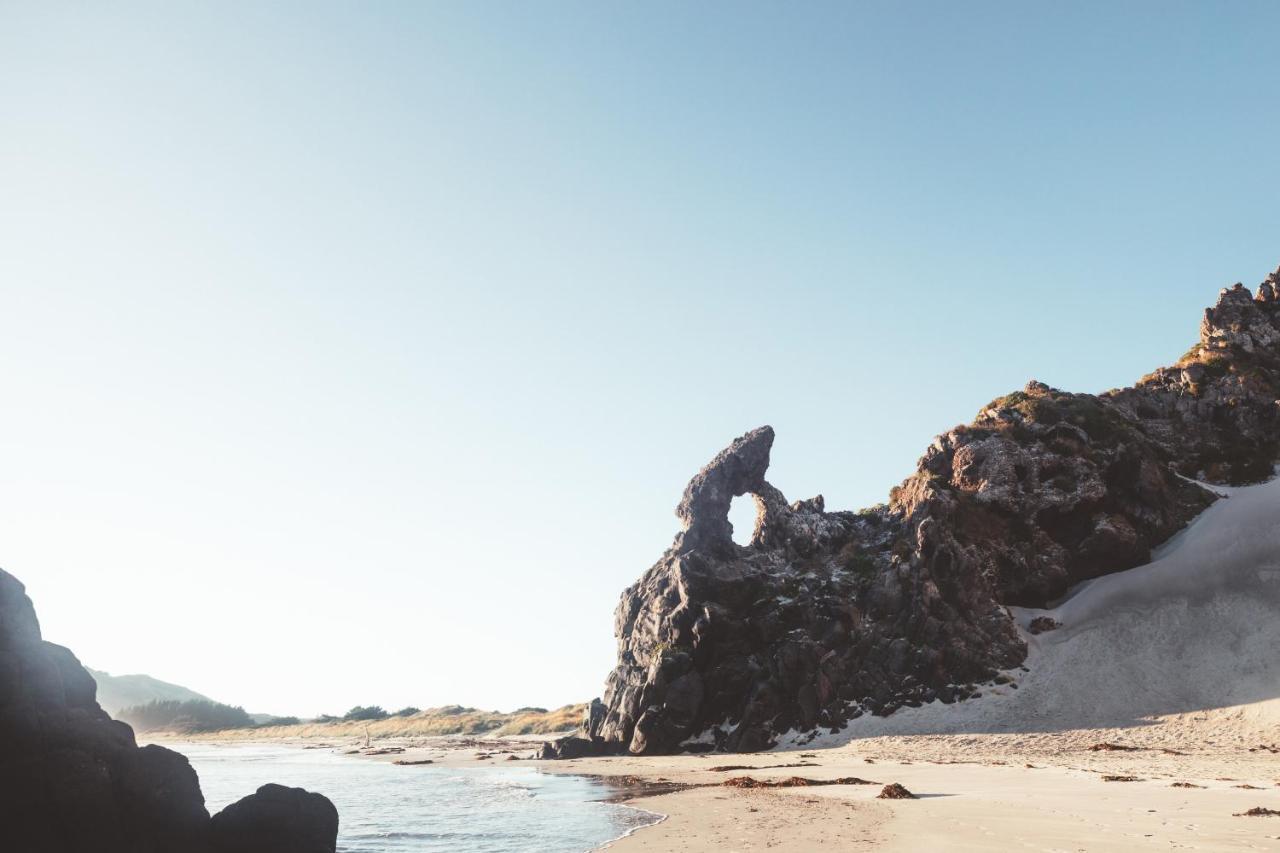 Ebb-Dunedin Extérieur photo The rock formation known as "The Camel"