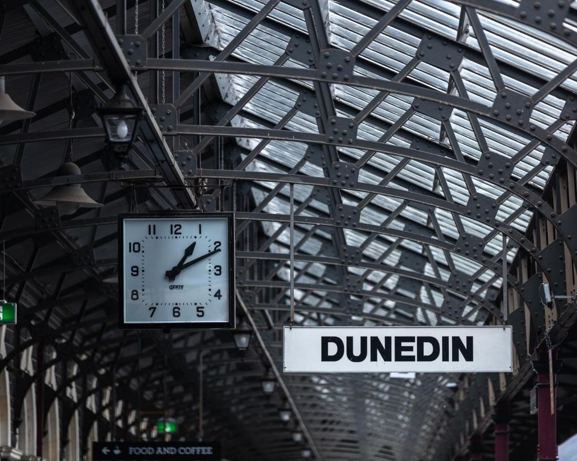 Ebb-Dunedin Extérieur photo The clock at Dunedin railway station