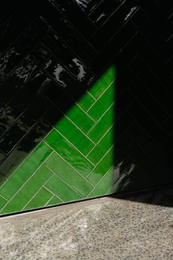 Ebb-Dunedin Extérieur photo Subway tiles in a herringbone pattern