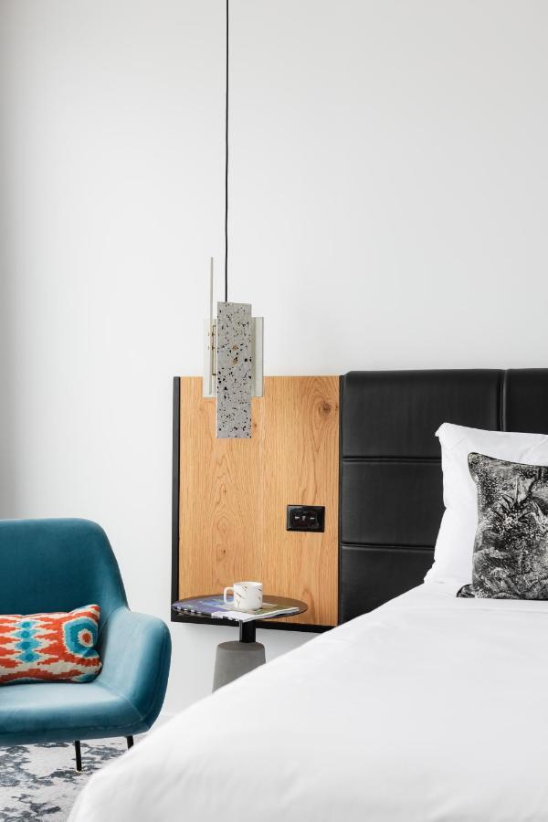 Ebb-Dunedin Extérieur photo A pendant light