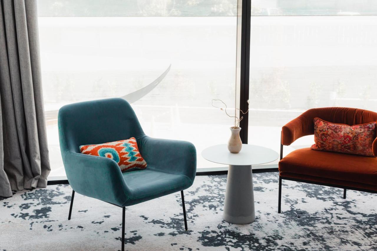 Ebb-Dunedin Extérieur photo The 1950s armchair, designed by Hans Wegner, is a classic example of Danish design.