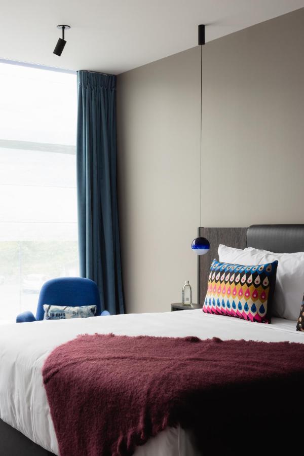 Ebb-Dunedin Extérieur photo A bedroom at the hotel