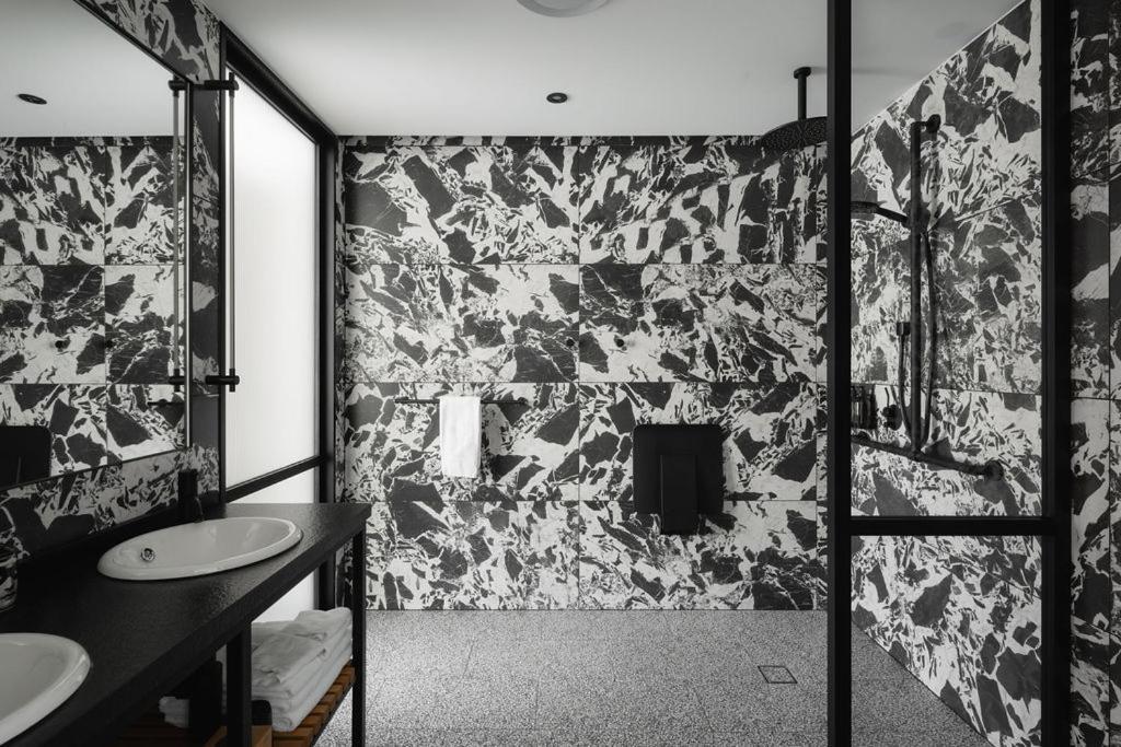 Ebb-Dunedin Extérieur photo Bathroom with terrazzo tiles