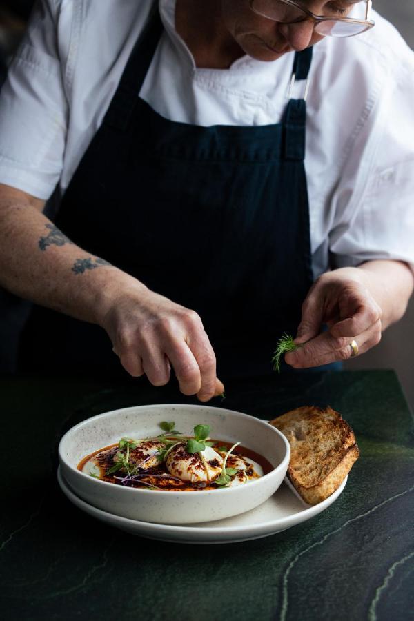 Ebb-Dunedin Extérieur photo A chef preparing a dish