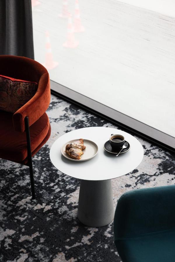 Ebb-Dunedin Extérieur photo A coffee table with a coffee cup and a pastry