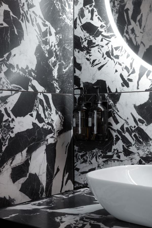 Ebb-Dunedin Extérieur photo A shower in a hotel