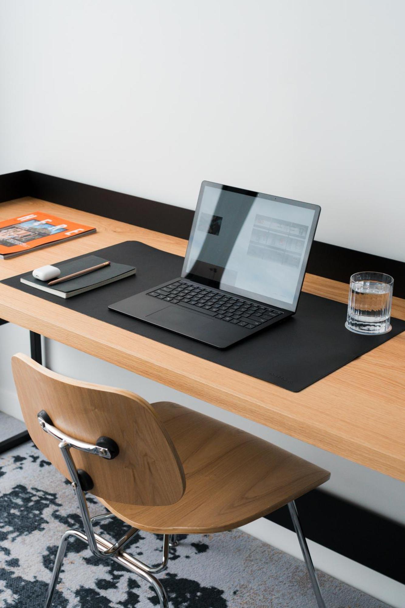 Ebb-Dunedin Extérieur photo A desk pad